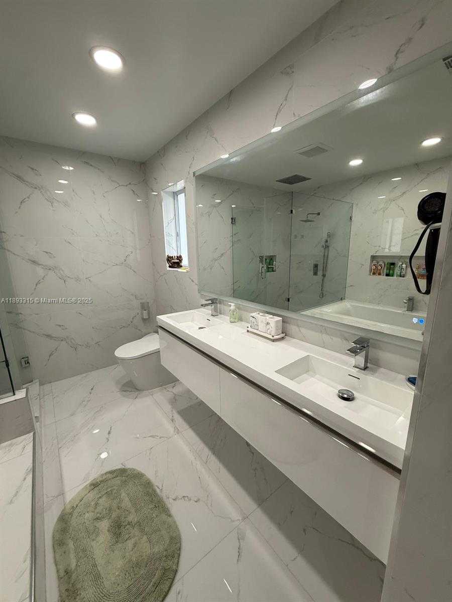 Small Image of 19150 SOUTH SAINT ANDREWS DR, Hialeah Number 40
