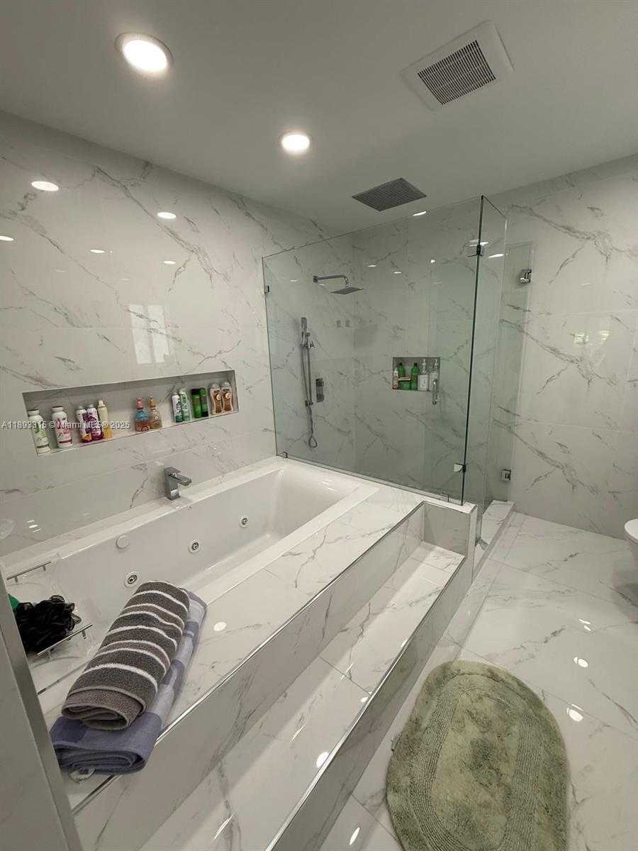 Small Image of 19150 SOUTH SAINT ANDREWS DR, Hialeah Number 41