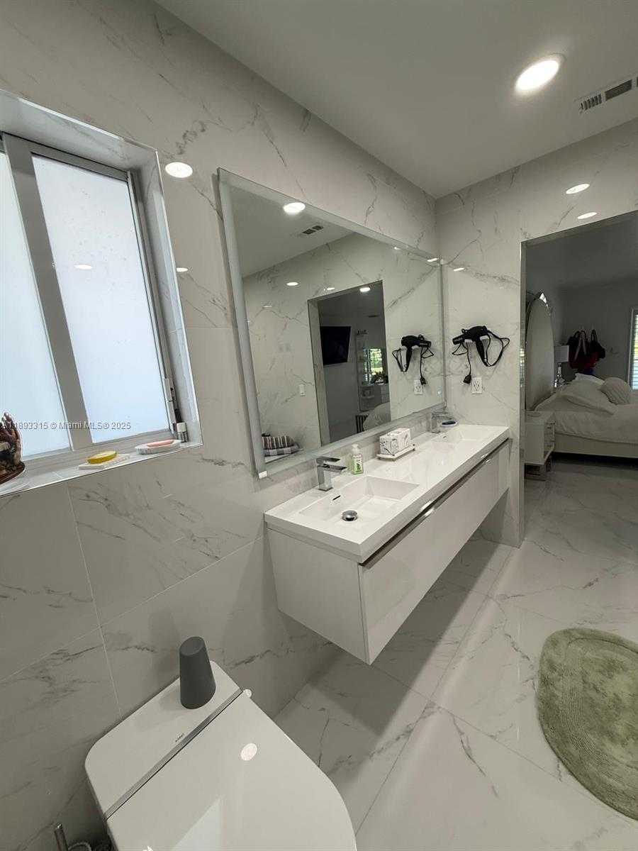 Small Image of 19150 SOUTH SAINT ANDREWS DR, Hialeah Number 43