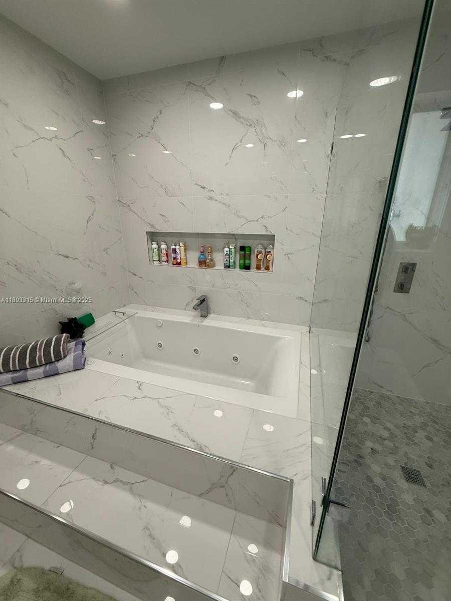 Small Image of 19150 SOUTH SAINT ANDREWS DR, Hialeah Number 44