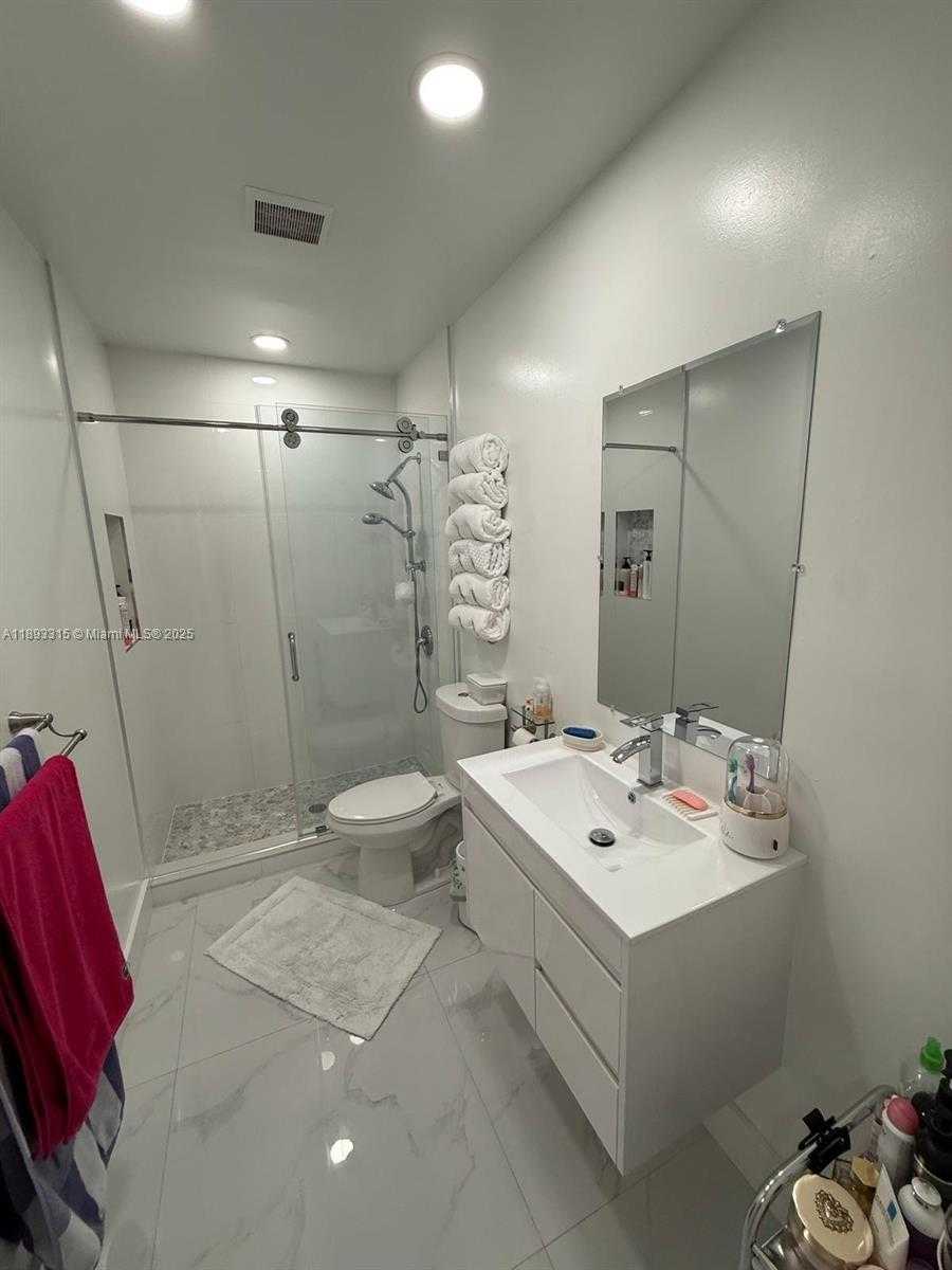 Small Image of 19150 SOUTH SAINT ANDREWS DR, Hialeah Number 46