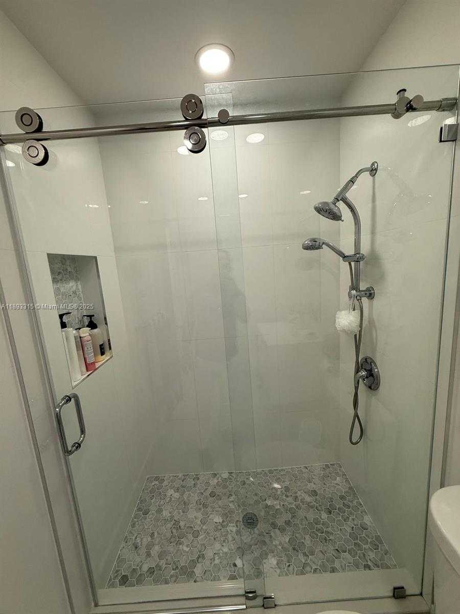 Small Image of 19150 SOUTH SAINT ANDREWS DR, Hialeah Number 47