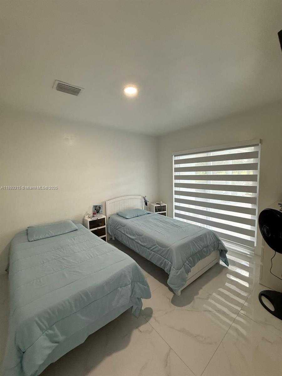 Small Image of 19150 SOUTH SAINT ANDREWS DR, Hialeah Number 48