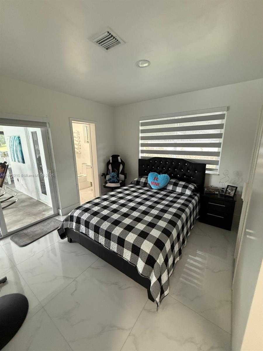 Small Image of 19150 SOUTH SAINT ANDREWS DR, Hialeah Number 49