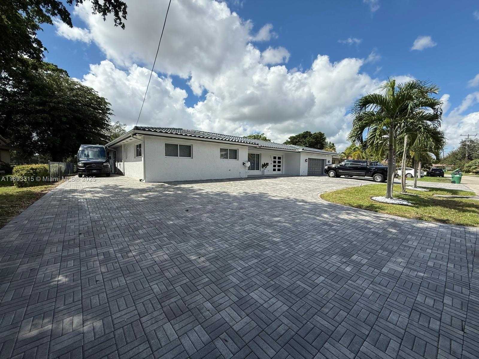 Small Image of 19150 SOUTH SAINT ANDREWS DR, Hialeah Number 5