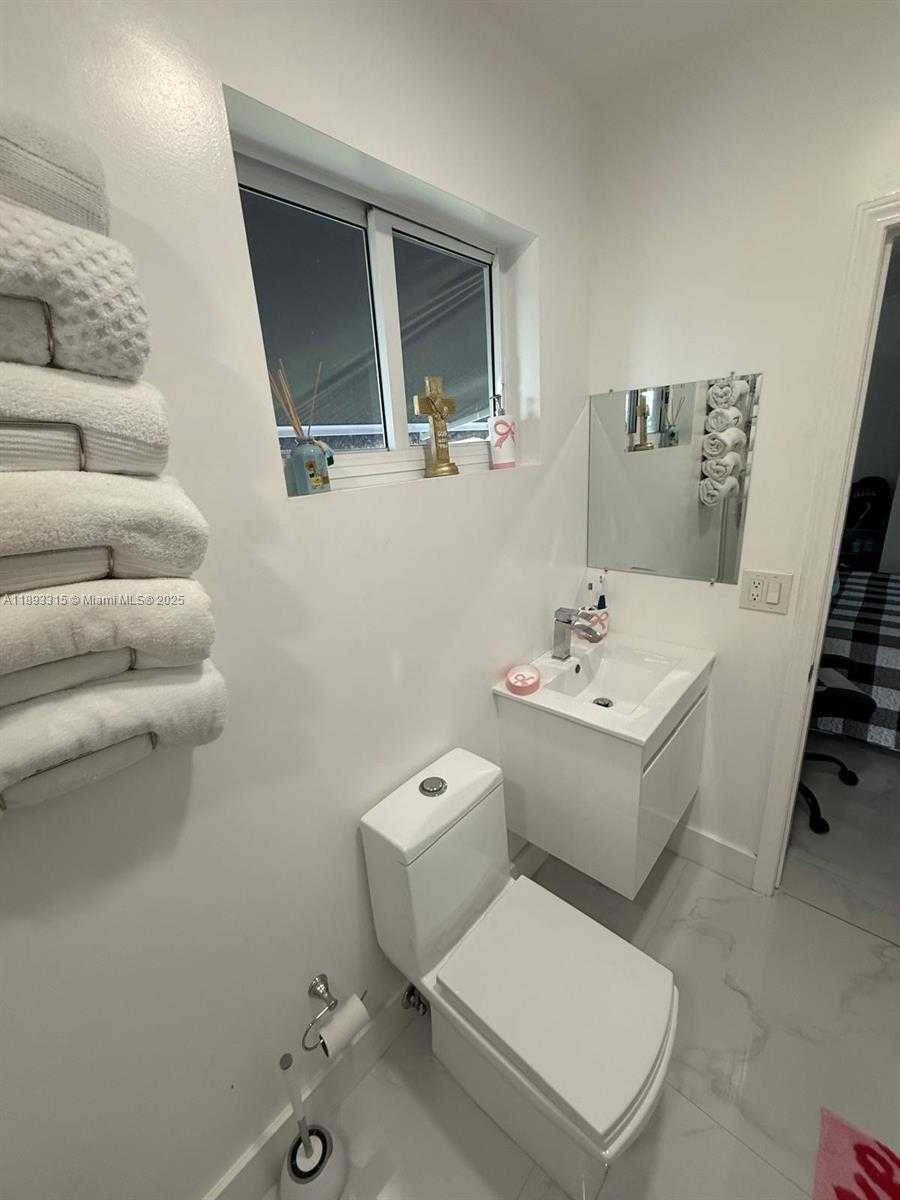 Small Image of 19150 SOUTH SAINT ANDREWS DR, Hialeah Number 51