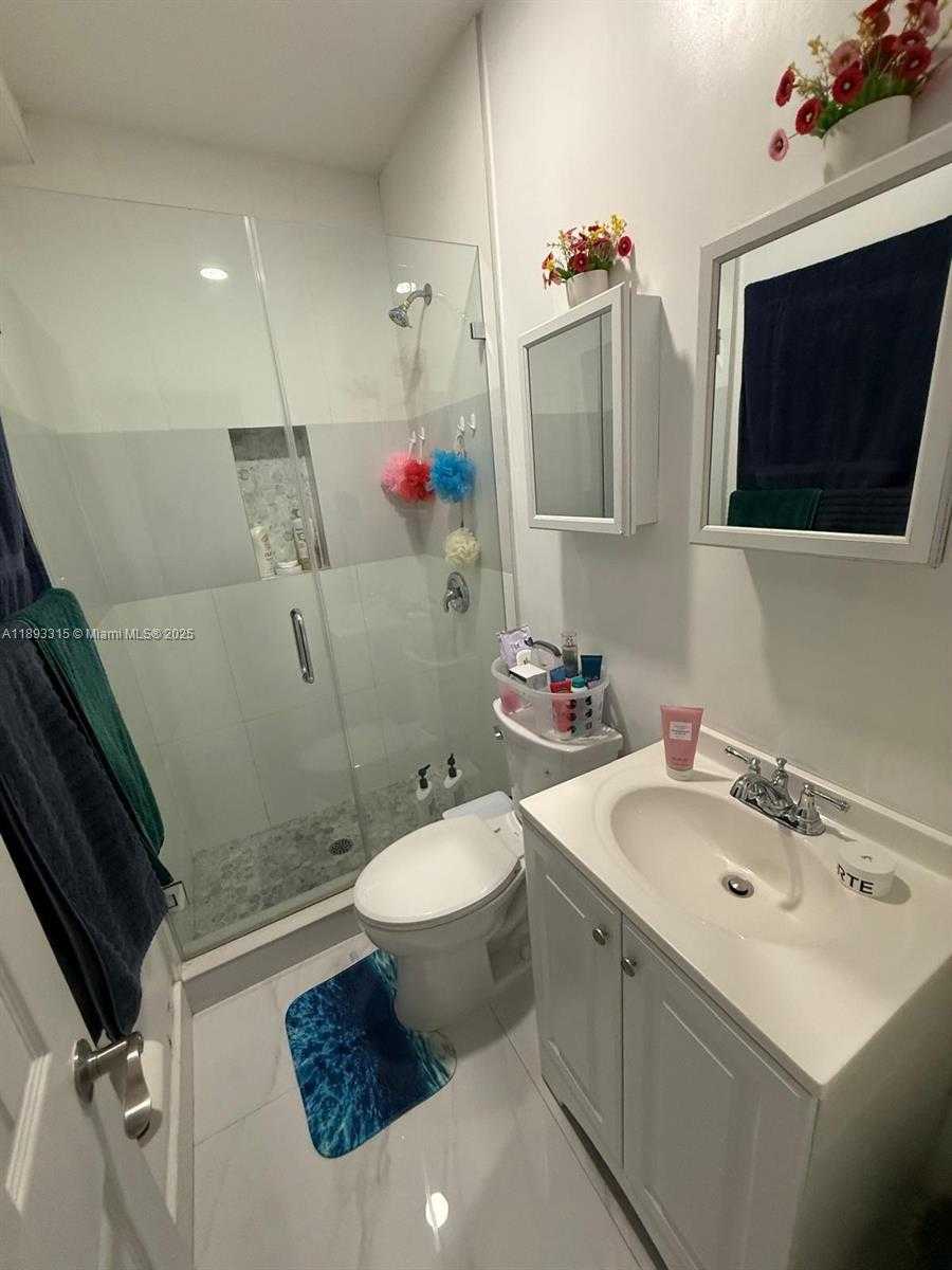 Small Image of 19150 SOUTH SAINT ANDREWS DR, Hialeah Number 54