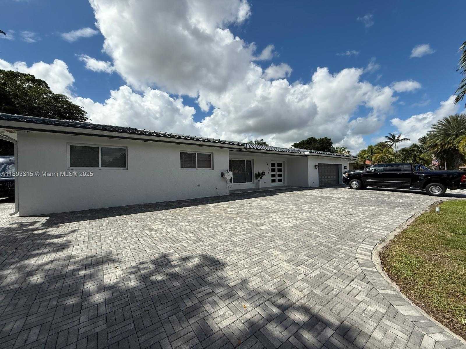 Small Image of 19150 SOUTH SAINT ANDREWS DR, Hialeah Number 6