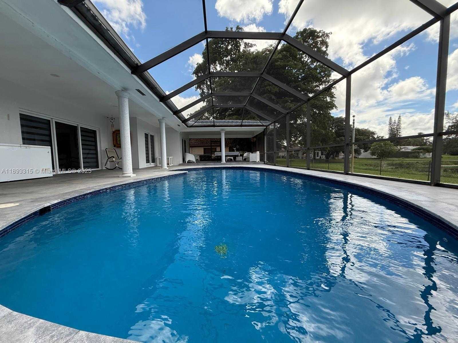 Small Image of 19150 SOUTH SAINT ANDREWS DR, Hialeah Number 72