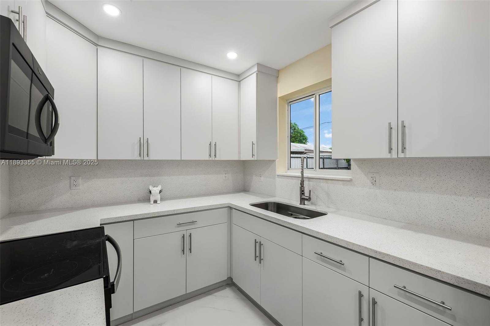 Small Image of 18931 NORTH WEST 44TH AVE, Miami Gardens Number 2