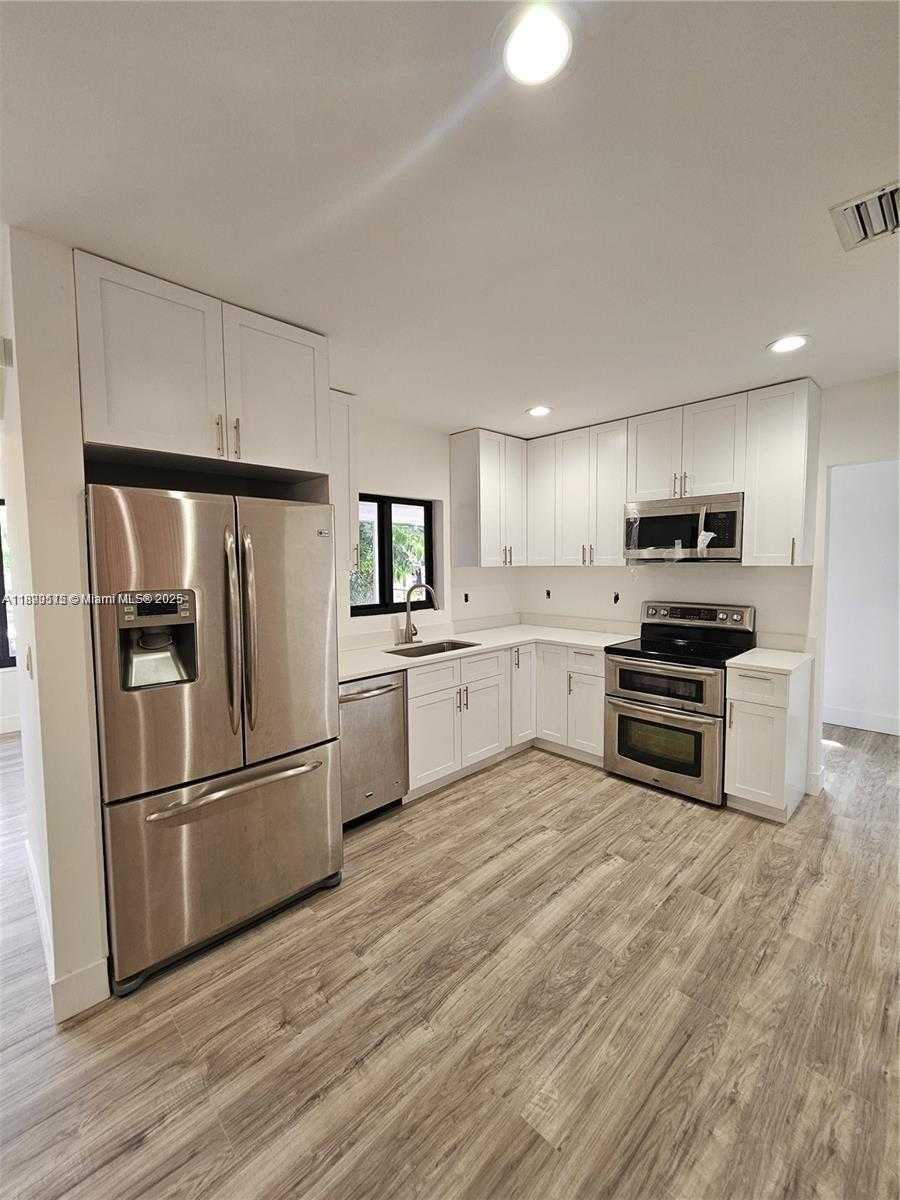 Small Image of 7908 GRANADA BLVD, Miramar Number 4