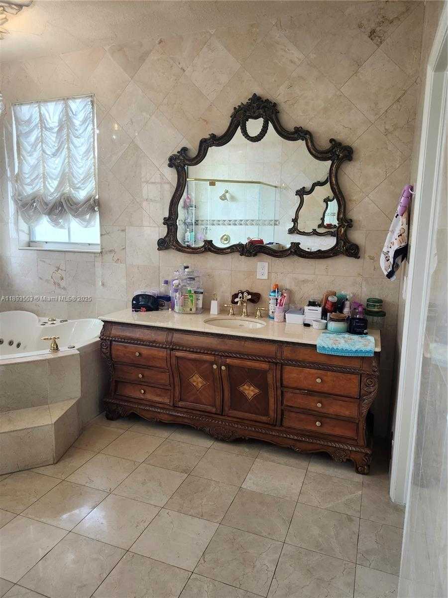 Small Image of 18031 NORTH WEST 87TH CT, Hialeah Number 10