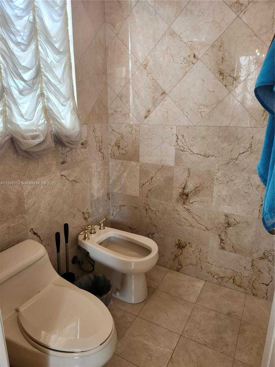 Small Image of 18031 NORTH WEST 87TH CT, Hialeah Number 11
