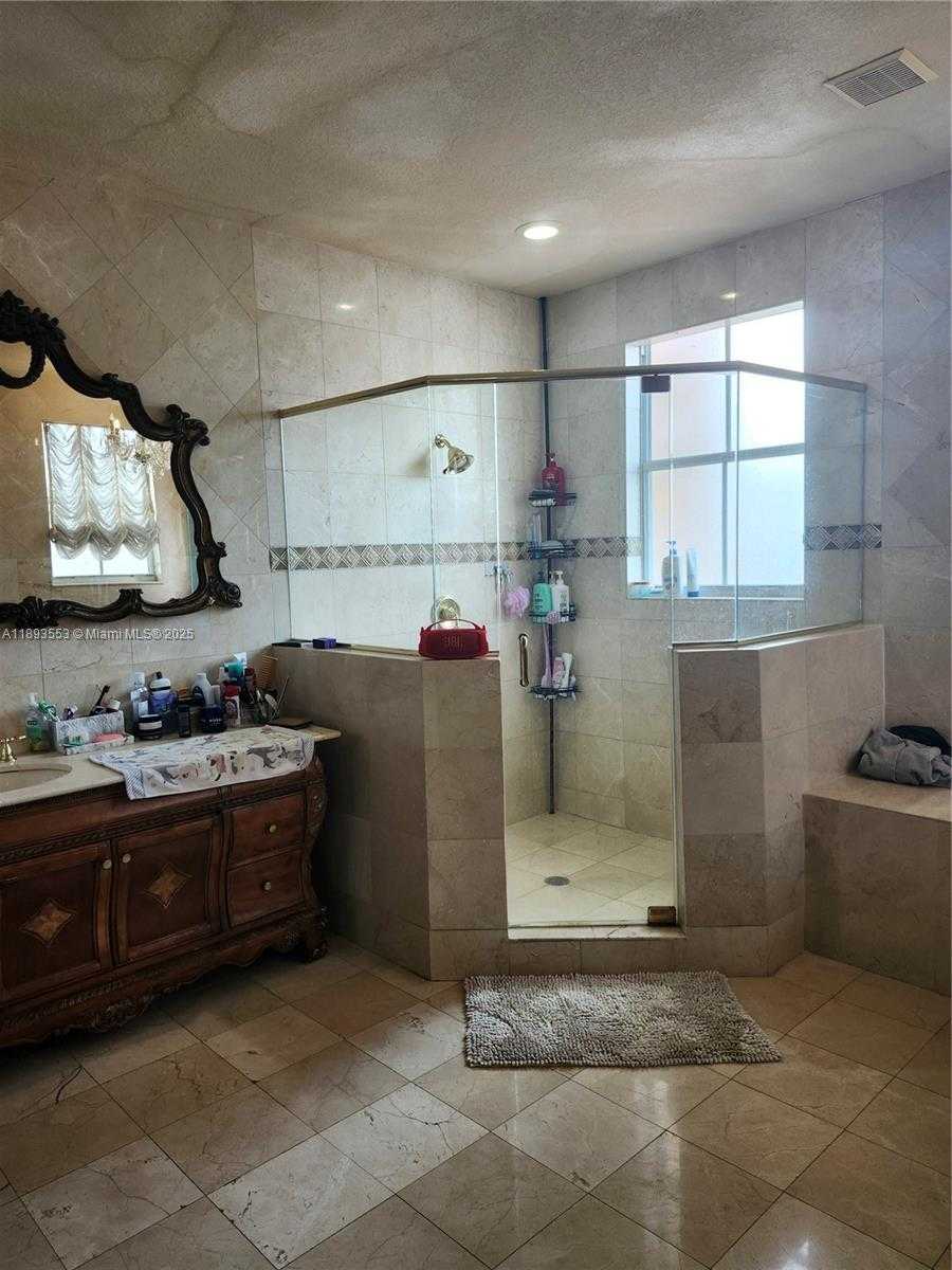 Small Image of 18031 NORTH WEST 87TH CT, Hialeah Number 12