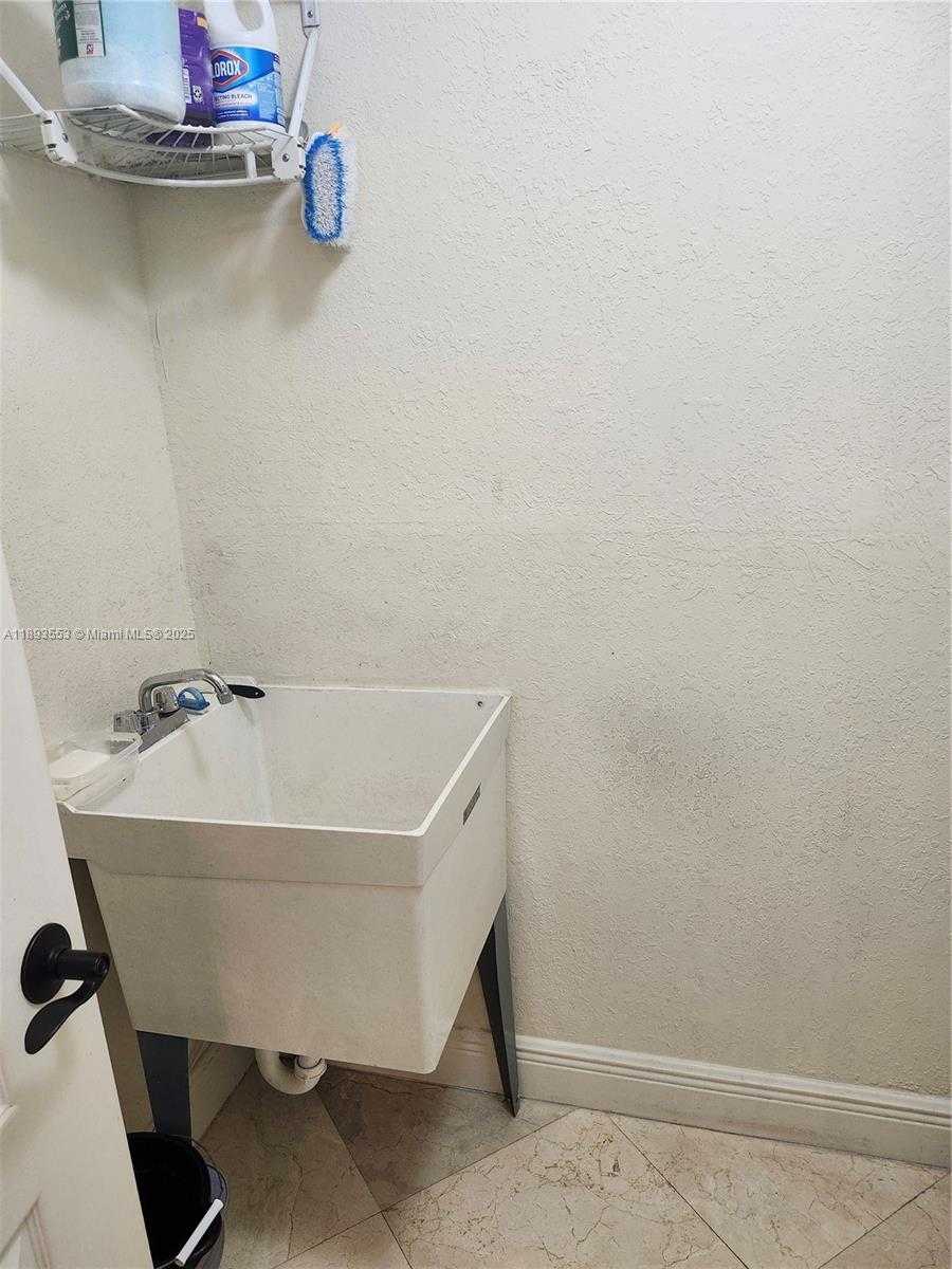 Small Image of 18031 NORTH WEST 87TH CT, Hialeah Number 20
