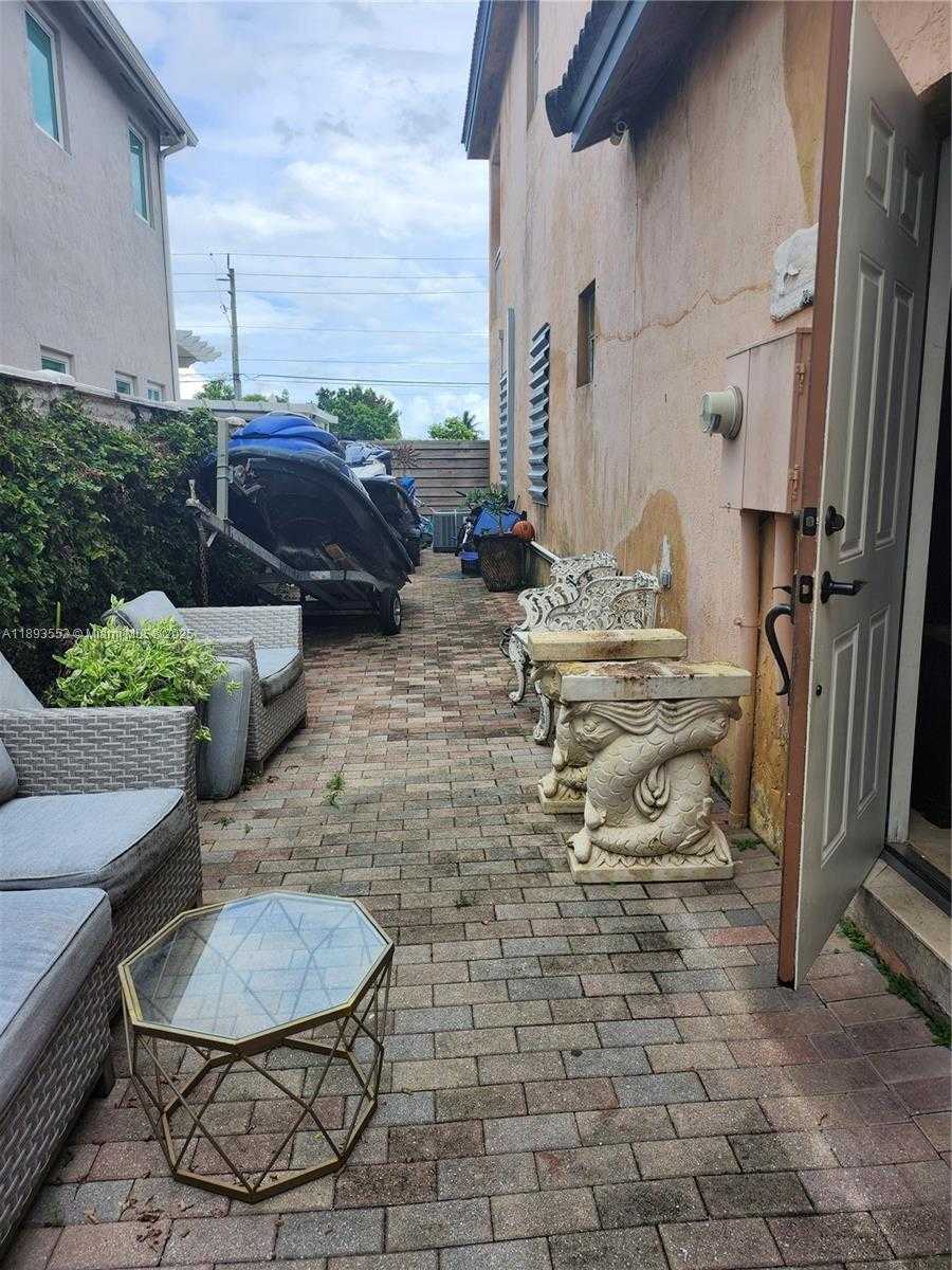 Small Image of 18031 NORTH WEST 87TH CT, Hialeah Number 26