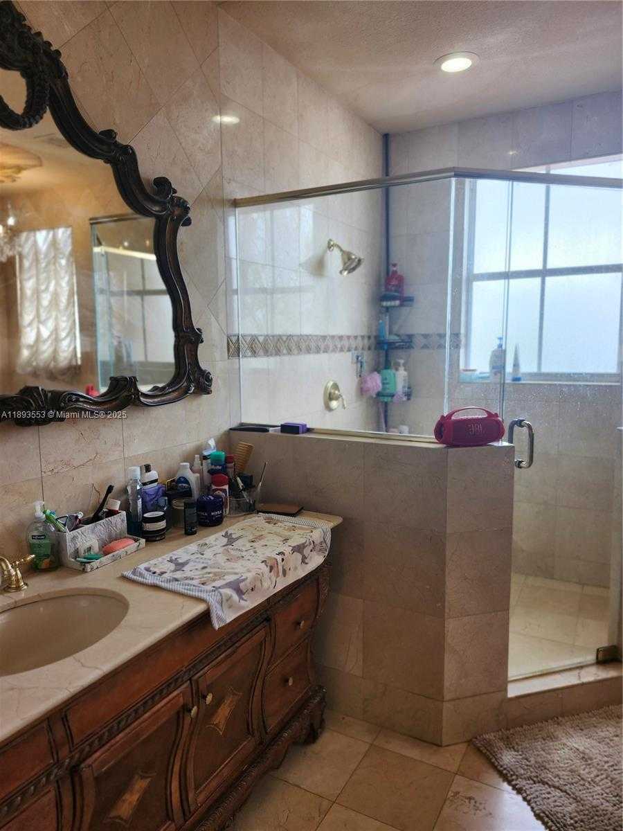 Small Image of 18031 NORTH WEST 87TH CT, Hialeah Number 39