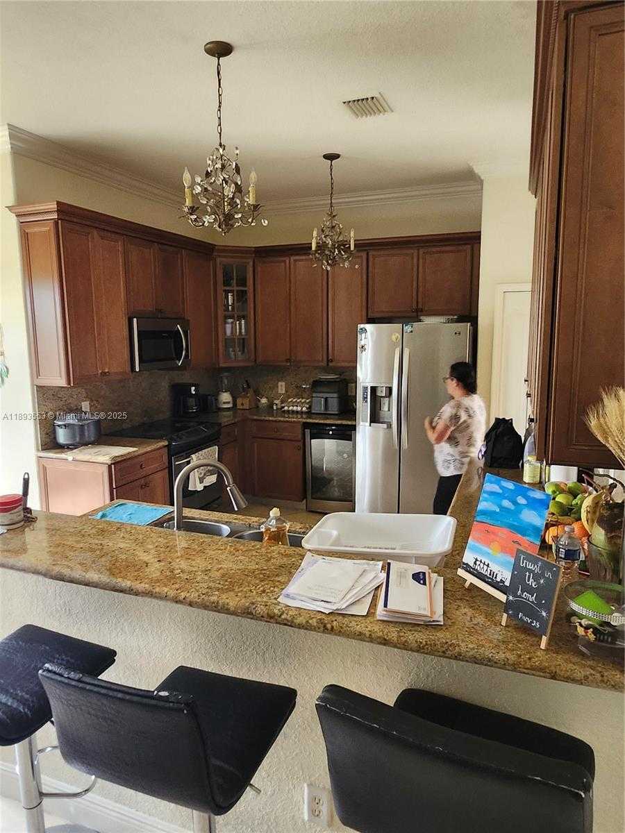 Small Image of 18031 NORTH WEST 87TH CT, Hialeah Number 4