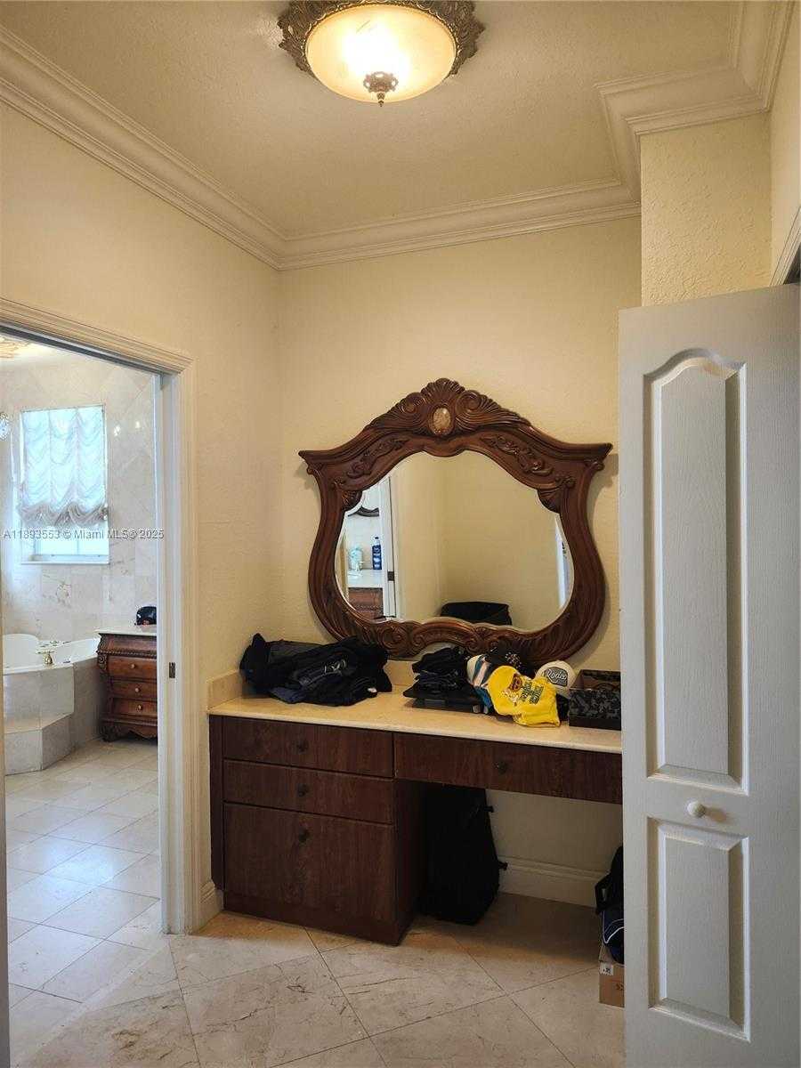 Small Image of 18031 NORTH WEST 87TH CT, Hialeah Number 43