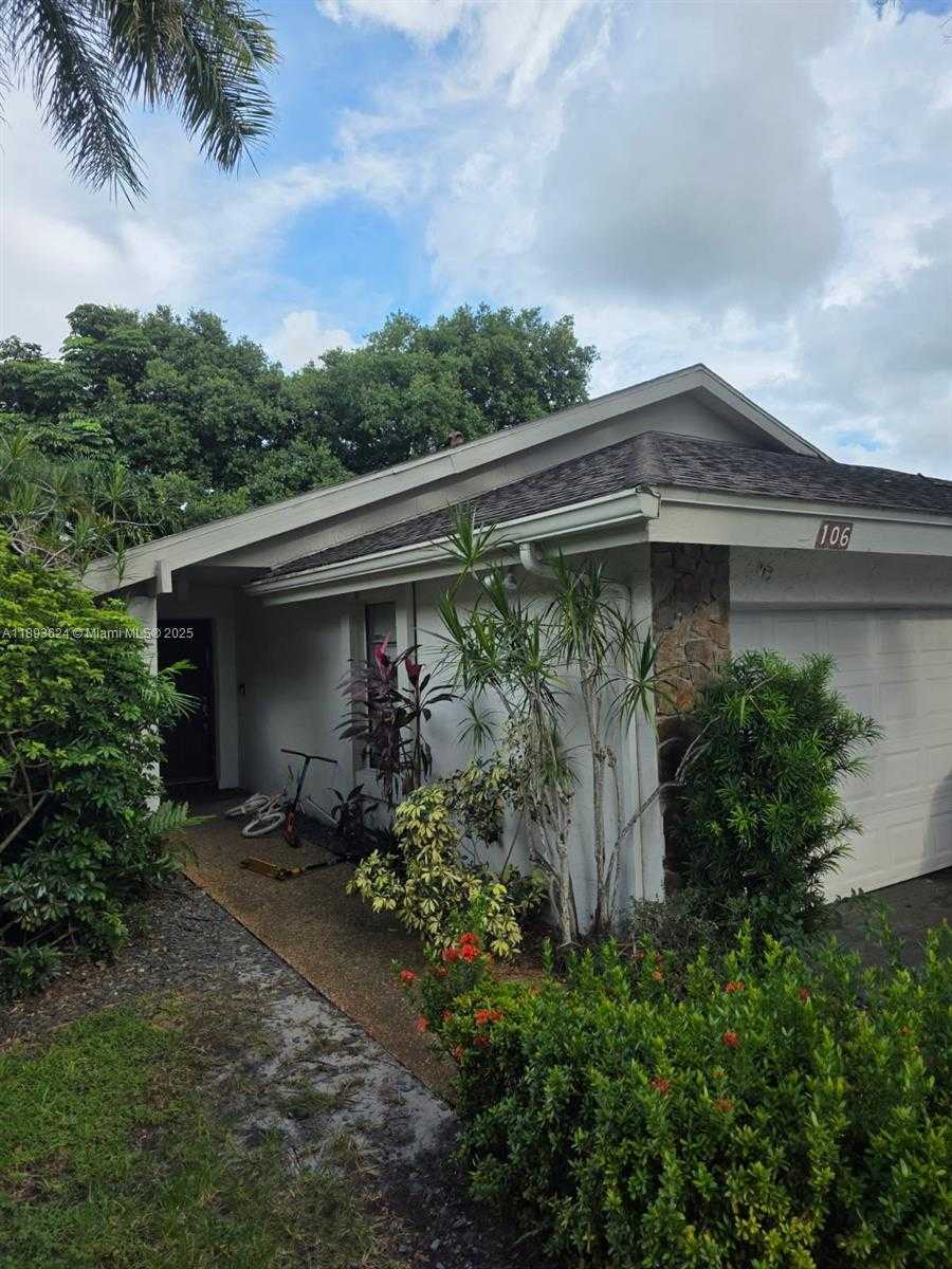 Small Image of 106 KENSINGTON RD, Hollywood Number 3