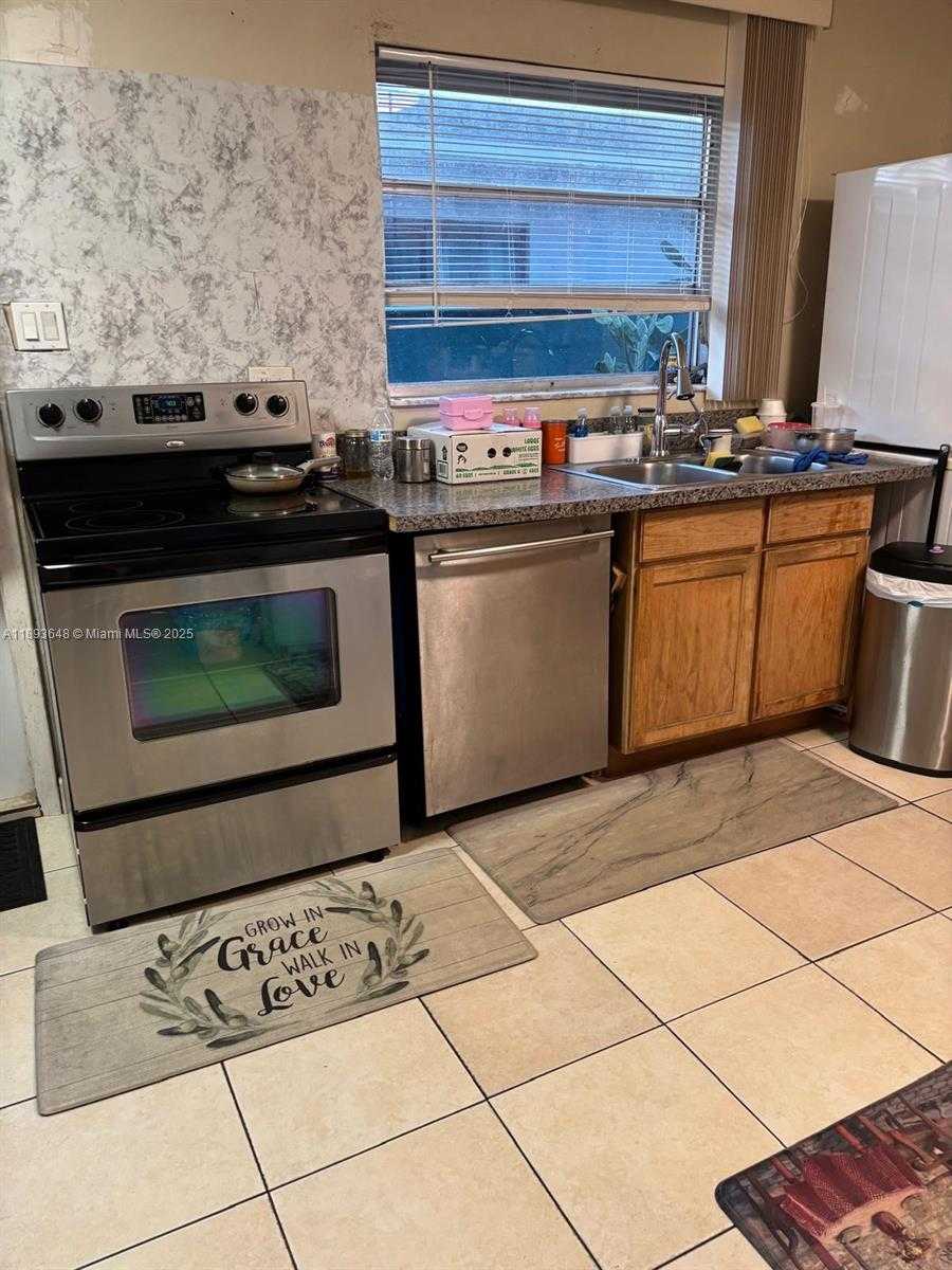 Small Image of 4610 SOUTH WEST 43RD TER, Dania Beach Number 2