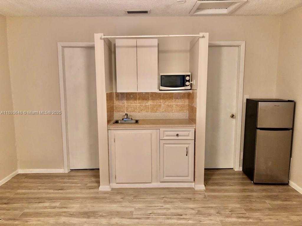 Small Image of 4610 SOUTH WEST 43RD TER, Dania Beach Number 5