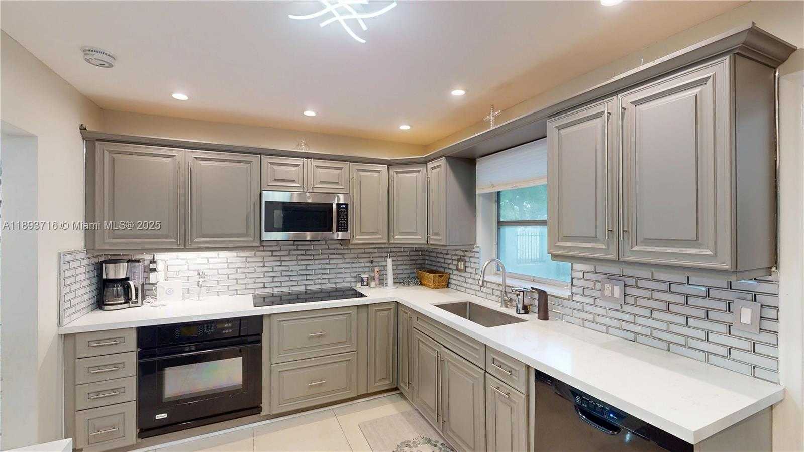 Small Image of 2121 NORTH EAST 62ND ST, Fort Lauderdale Number 3