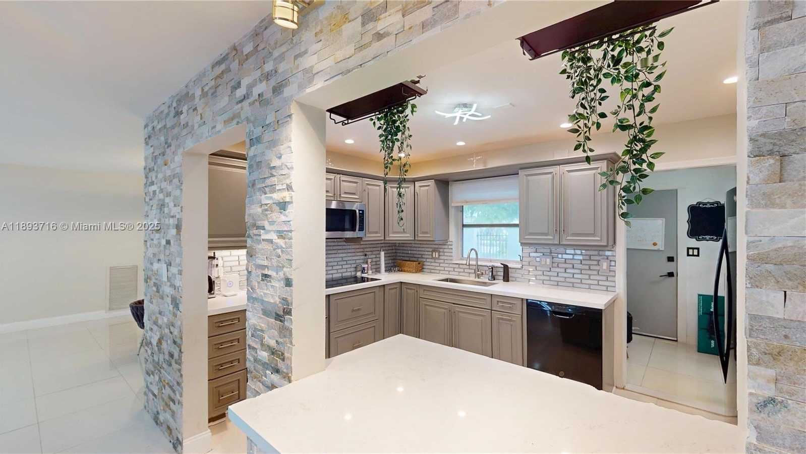 Small Image of 2121 NORTH EAST 62ND ST, Fort Lauderdale Number 5