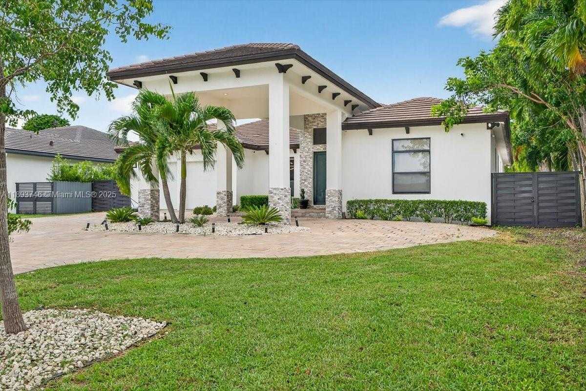 Small Image of 19200 BELVIEW DR, Cutler Bay Number 2