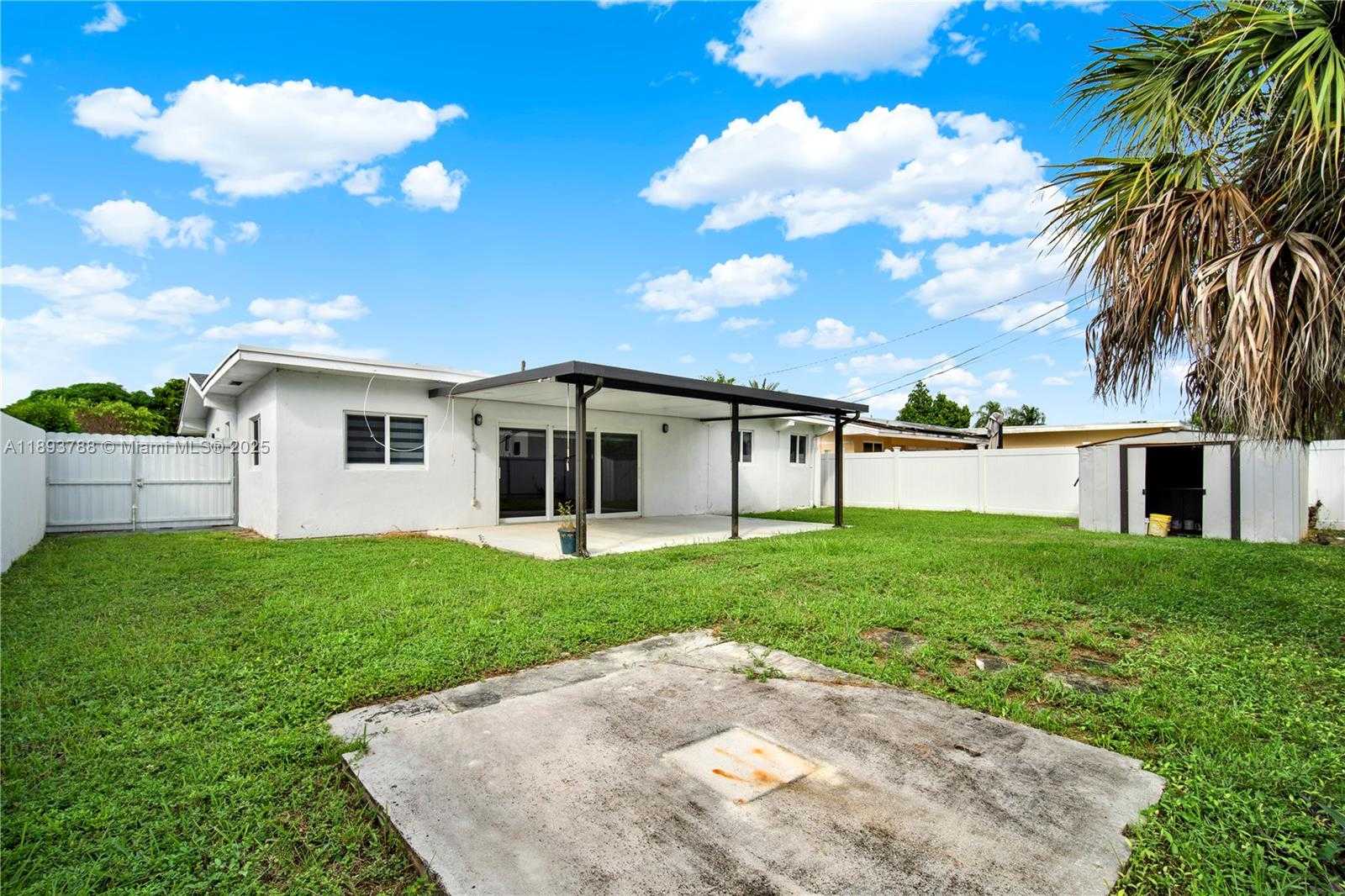 Small Image of 7932 MERIDIAN ST, Miramar Number 24