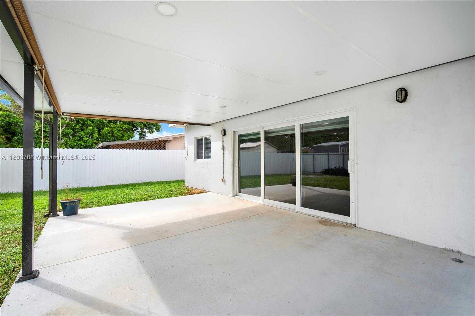 Small Image of 7932 MERIDIAN ST, Miramar Number 25