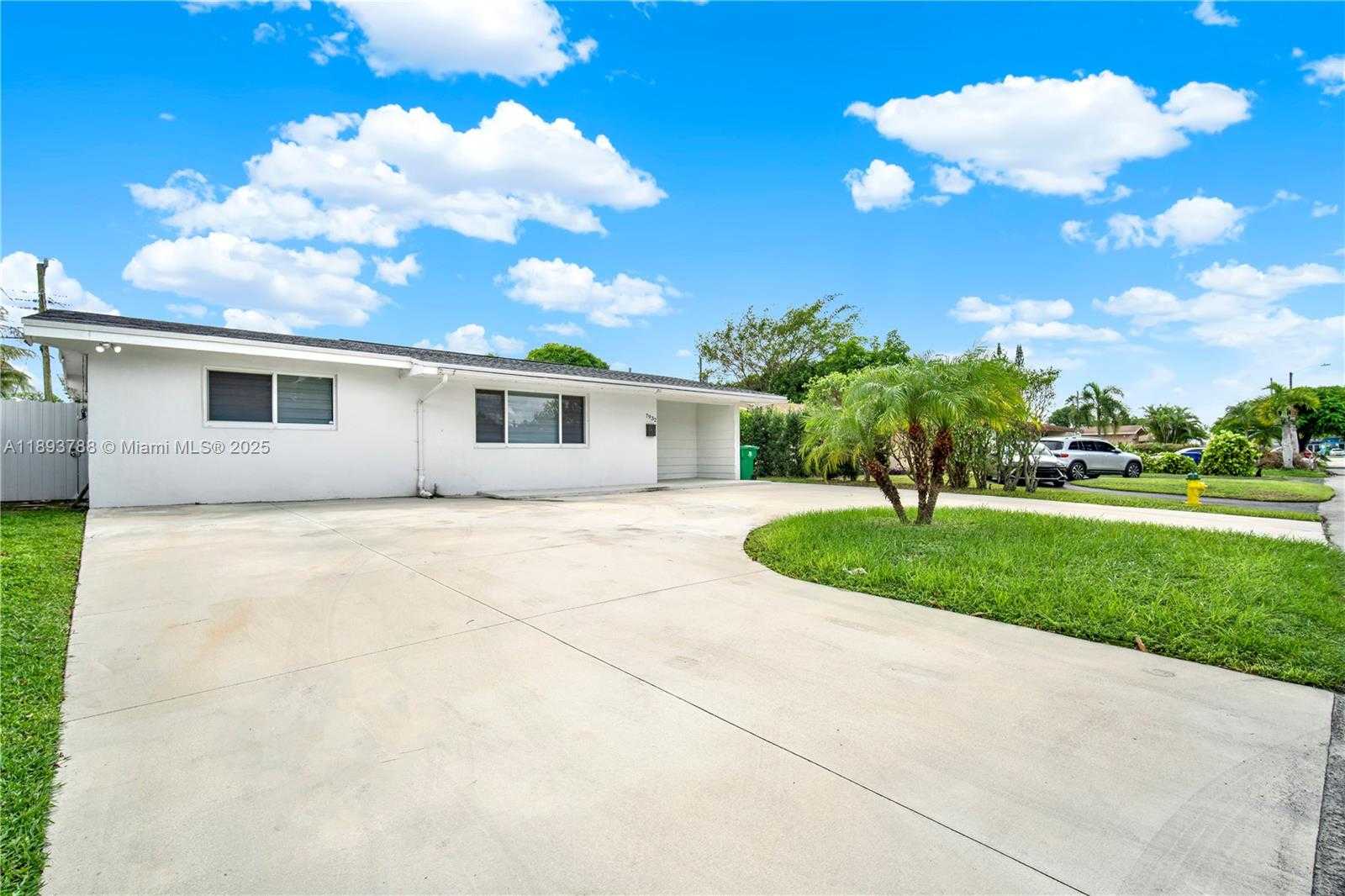 Small Image of 7932 MERIDIAN ST, Miramar Number 28