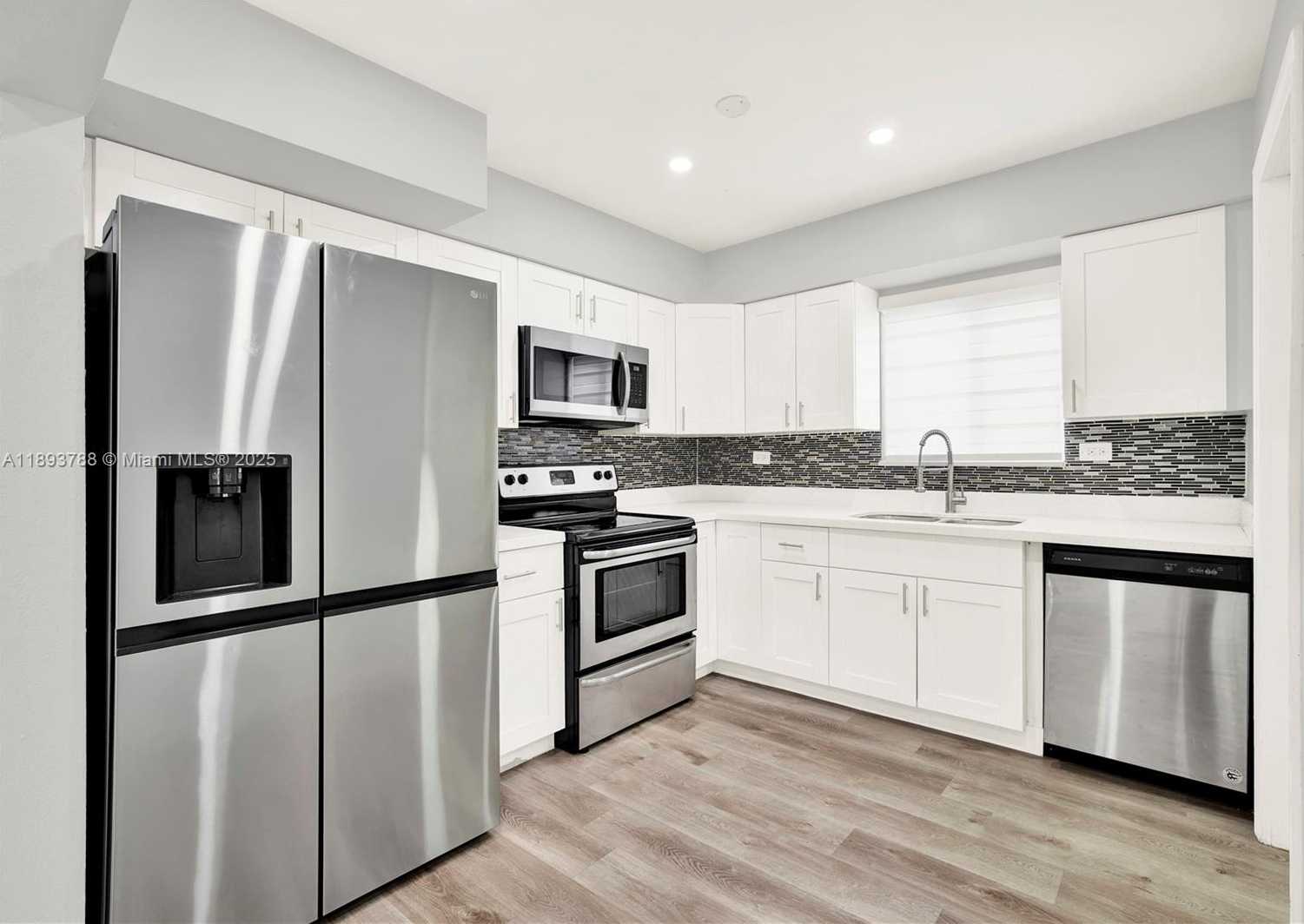 Small Image of 7932 MERIDIAN ST, Miramar Number 9