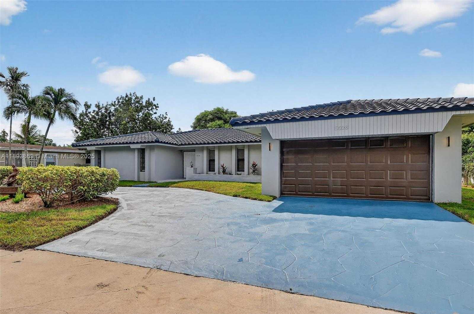 Small Image of 5526 PLUNKETT ST, Hollywood Number 3