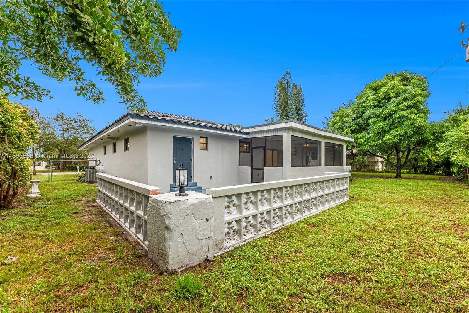 Small Image of 5526 PLUNKETT ST, Hollywood Number 43