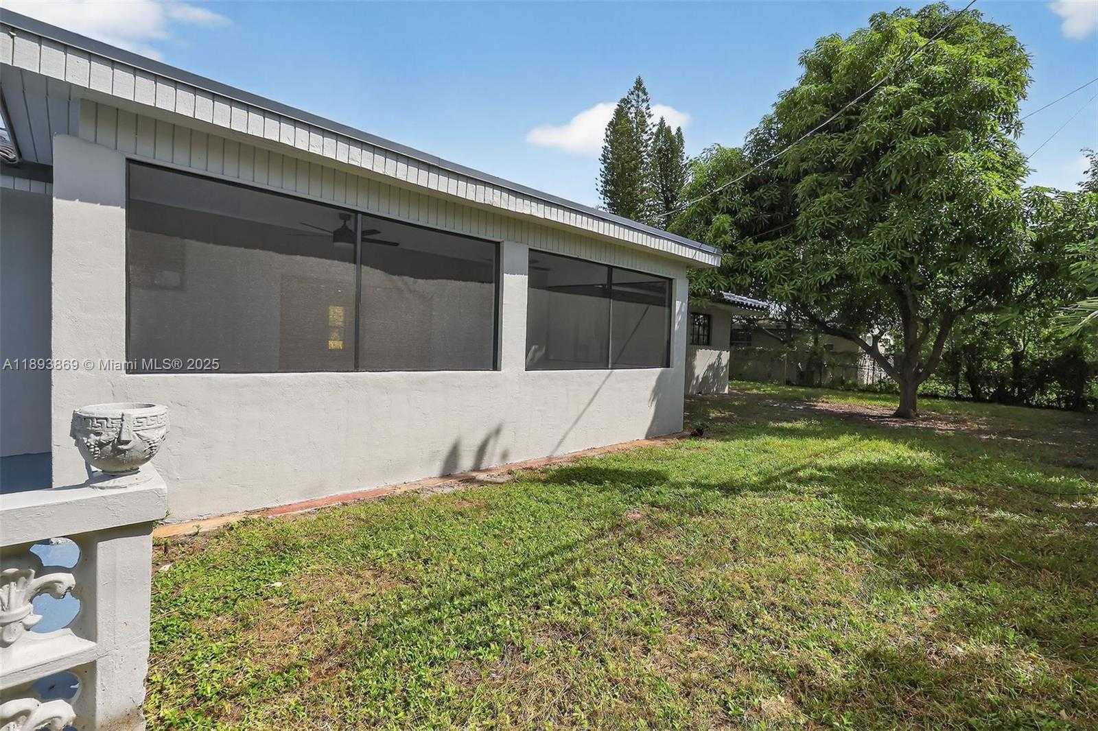 Small Image of 5526 PLUNKETT ST, Hollywood Number 46