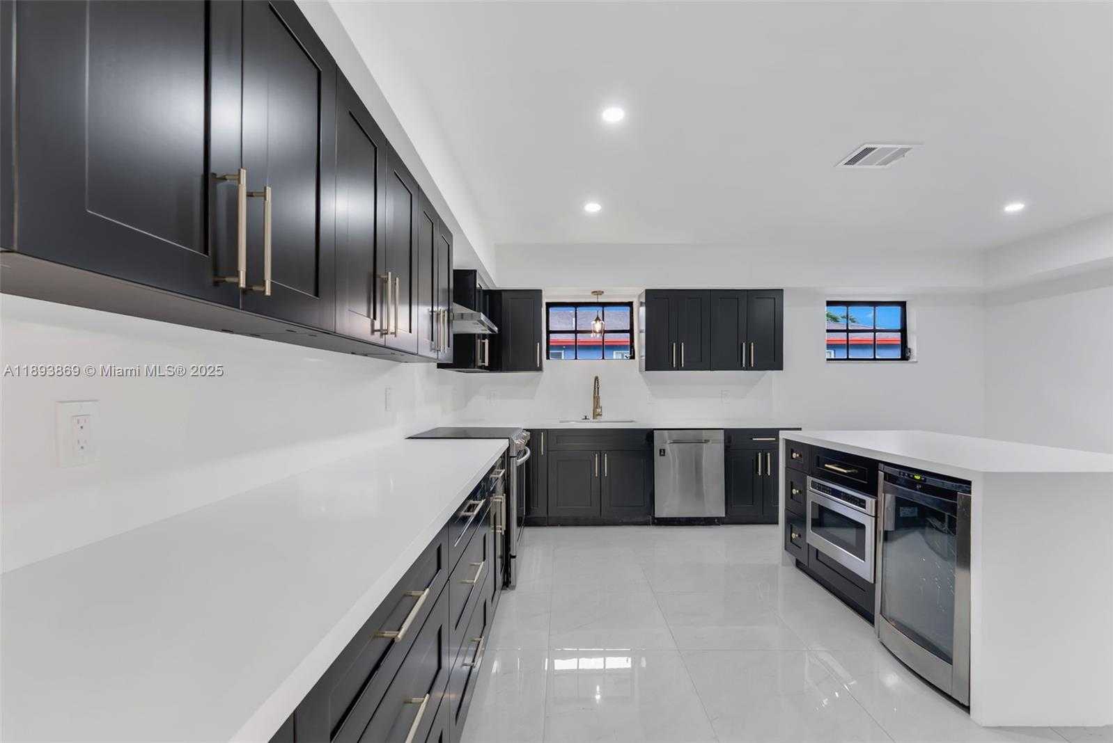 Small Image of 5526 PLUNKETT ST, Hollywood Number 7