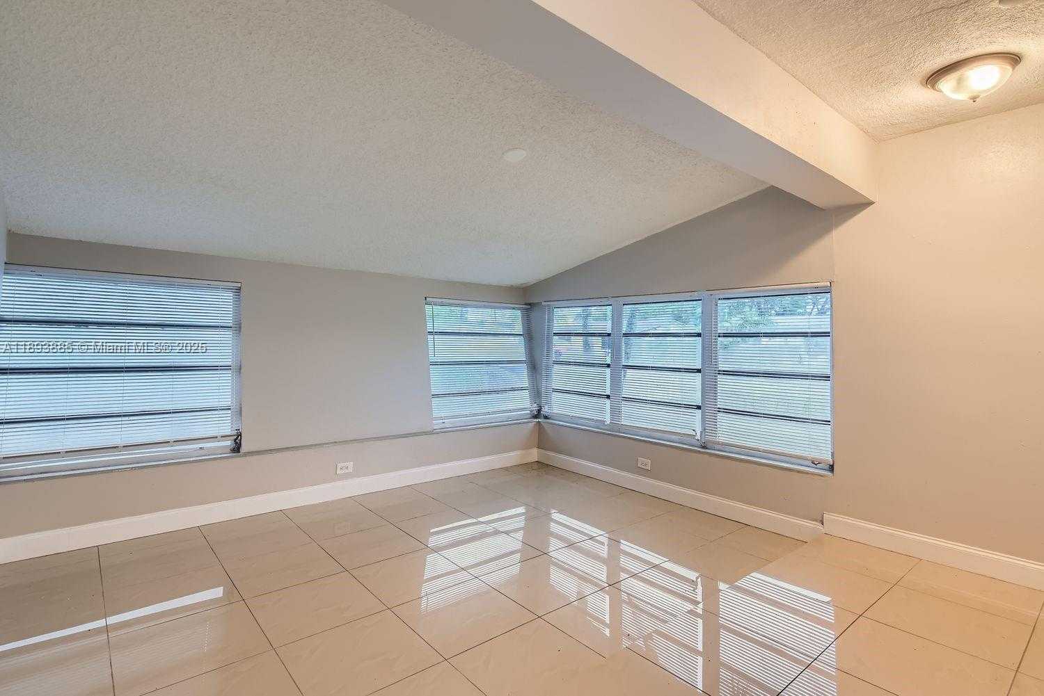 Small Image of 7521 GRANADA BLVD, Miramar Number 13
