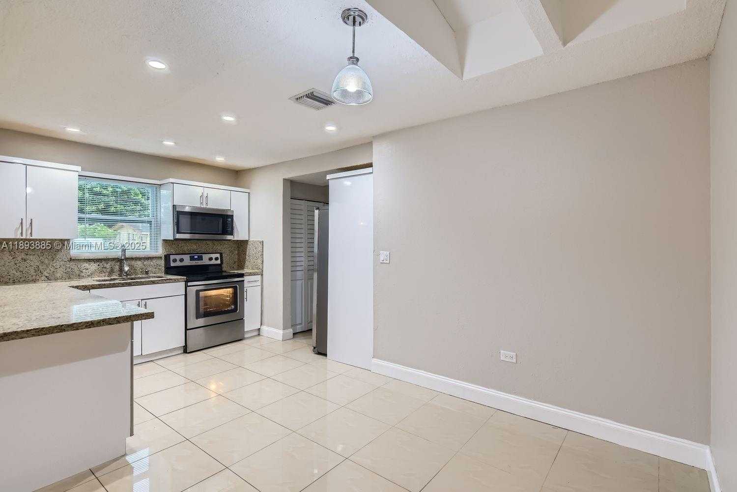 Small Image of 7521 GRANADA BLVD, Miramar Number 7