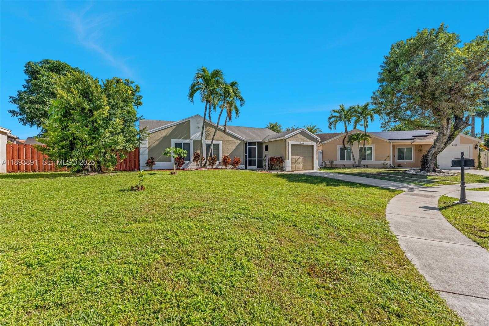 Small Image of 9801 RIDGECREEK RD, Boca Raton Number 2