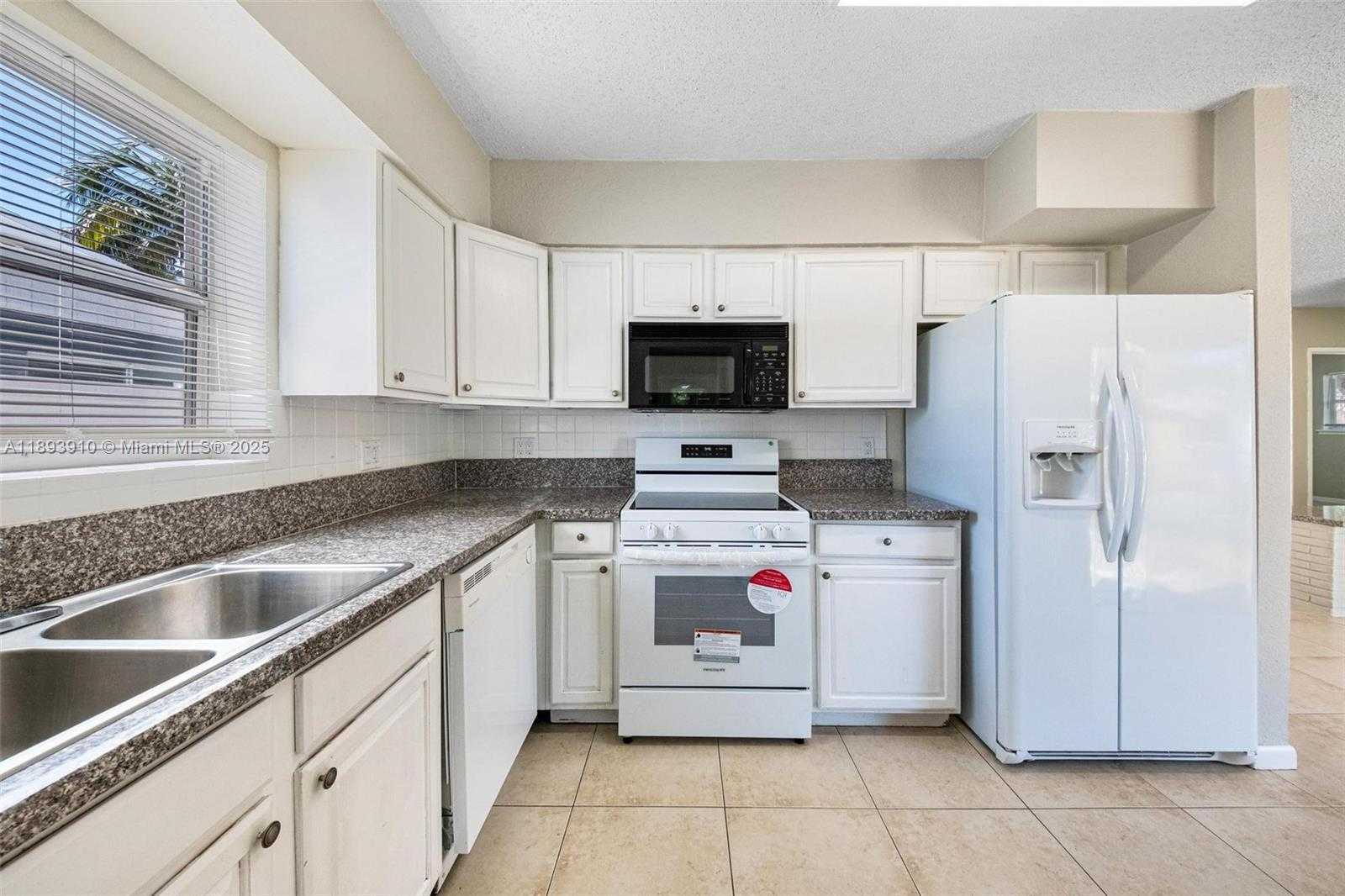 Small Image of 6442 OAK ST, Hollywood Number 8