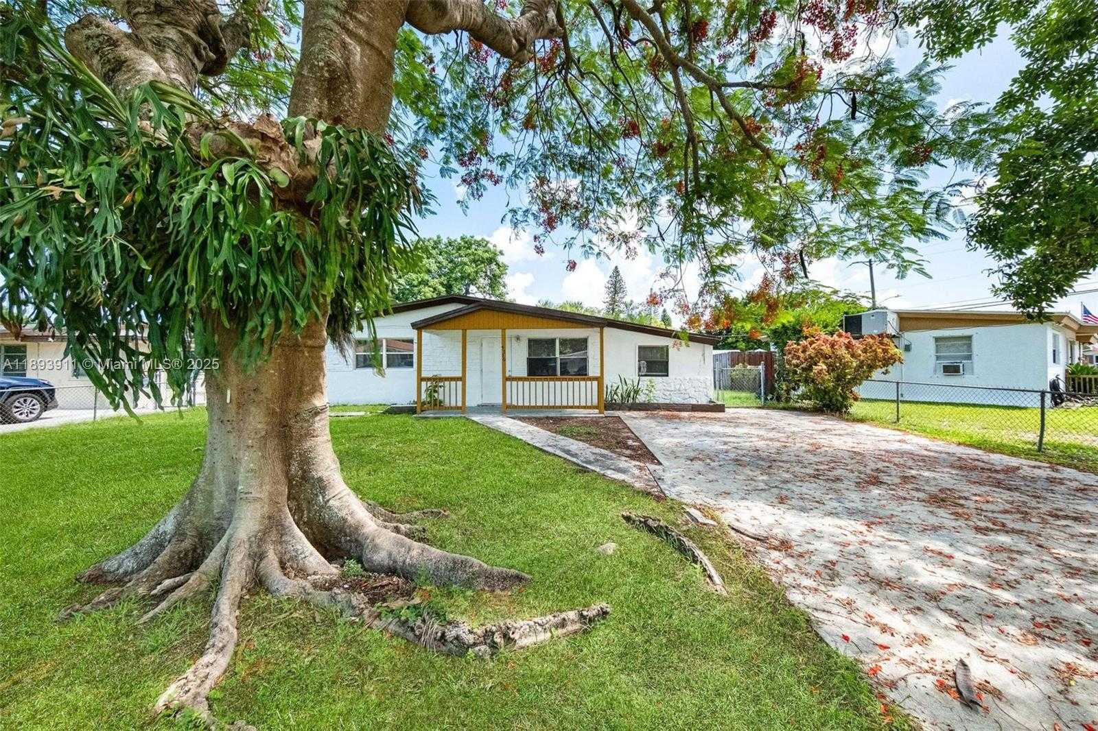 Small Image of 5736 SIMMS ST, Hollywood Number 3