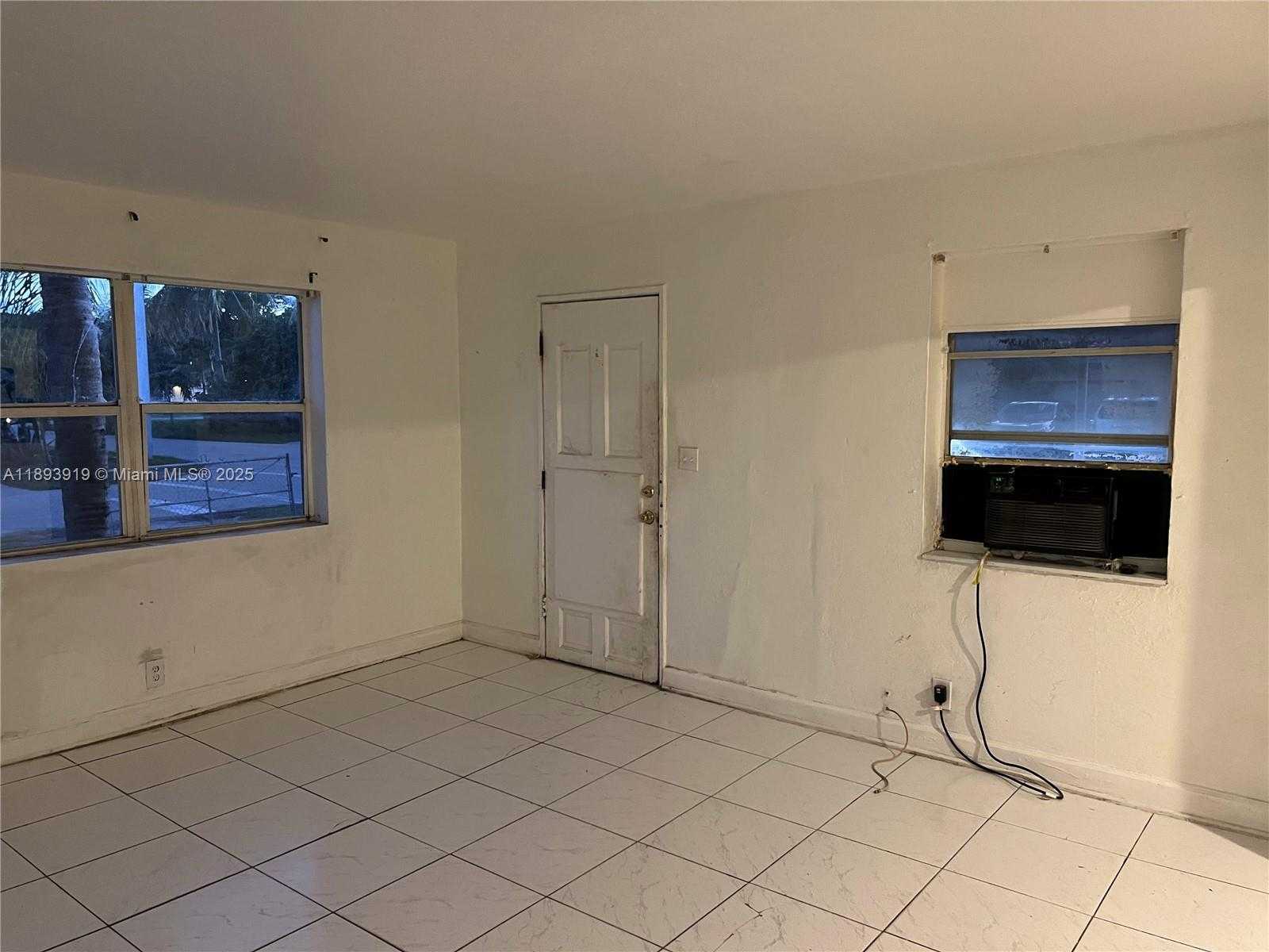 Small Image of 2135 PLUNKETT CT, Hollywood Number 2