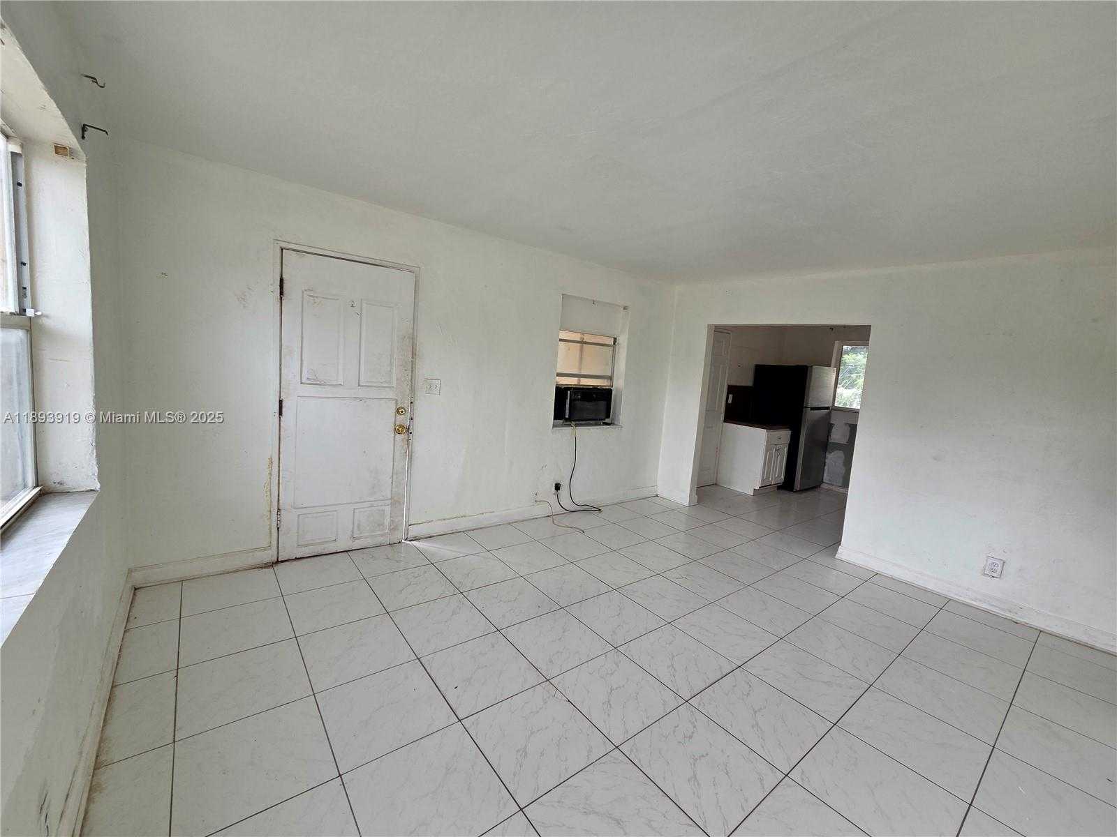 Small Image of 2135 PLUNKETT CT, Hollywood Number 3