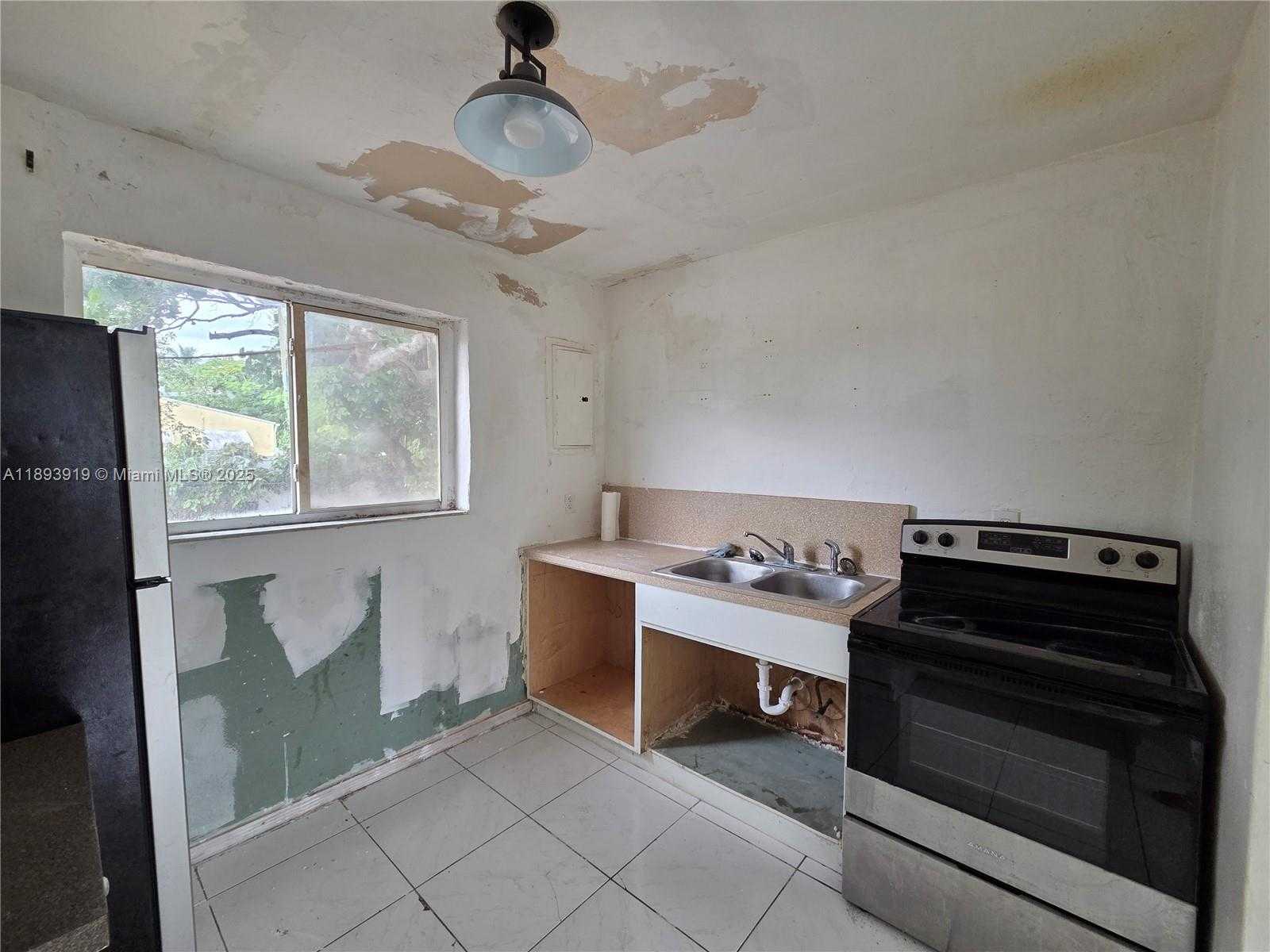 Small Image of 2135 PLUNKETT CT, Hollywood Number 6