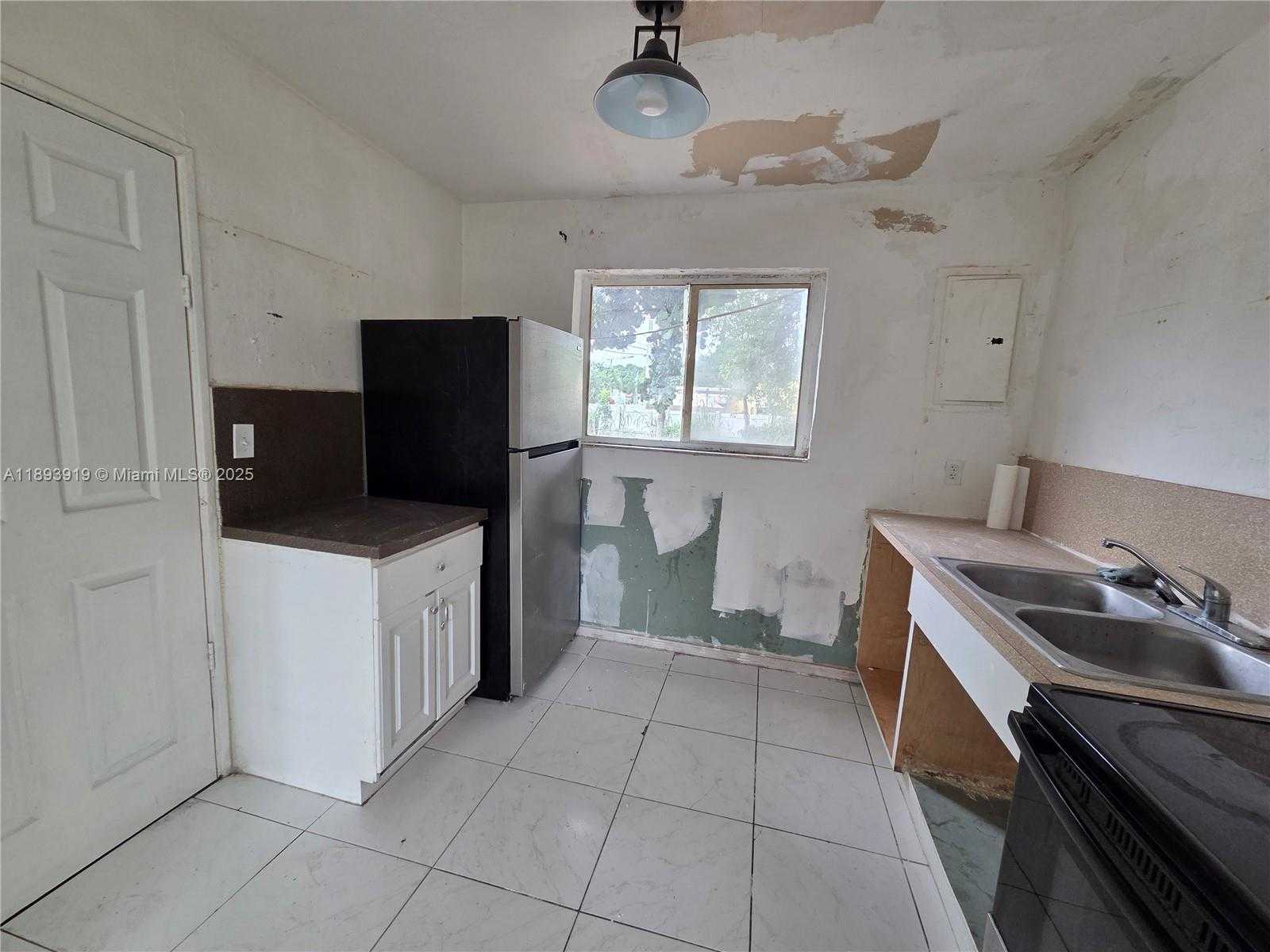 Small Image of 2135 PLUNKETT CT, Hollywood Number 7