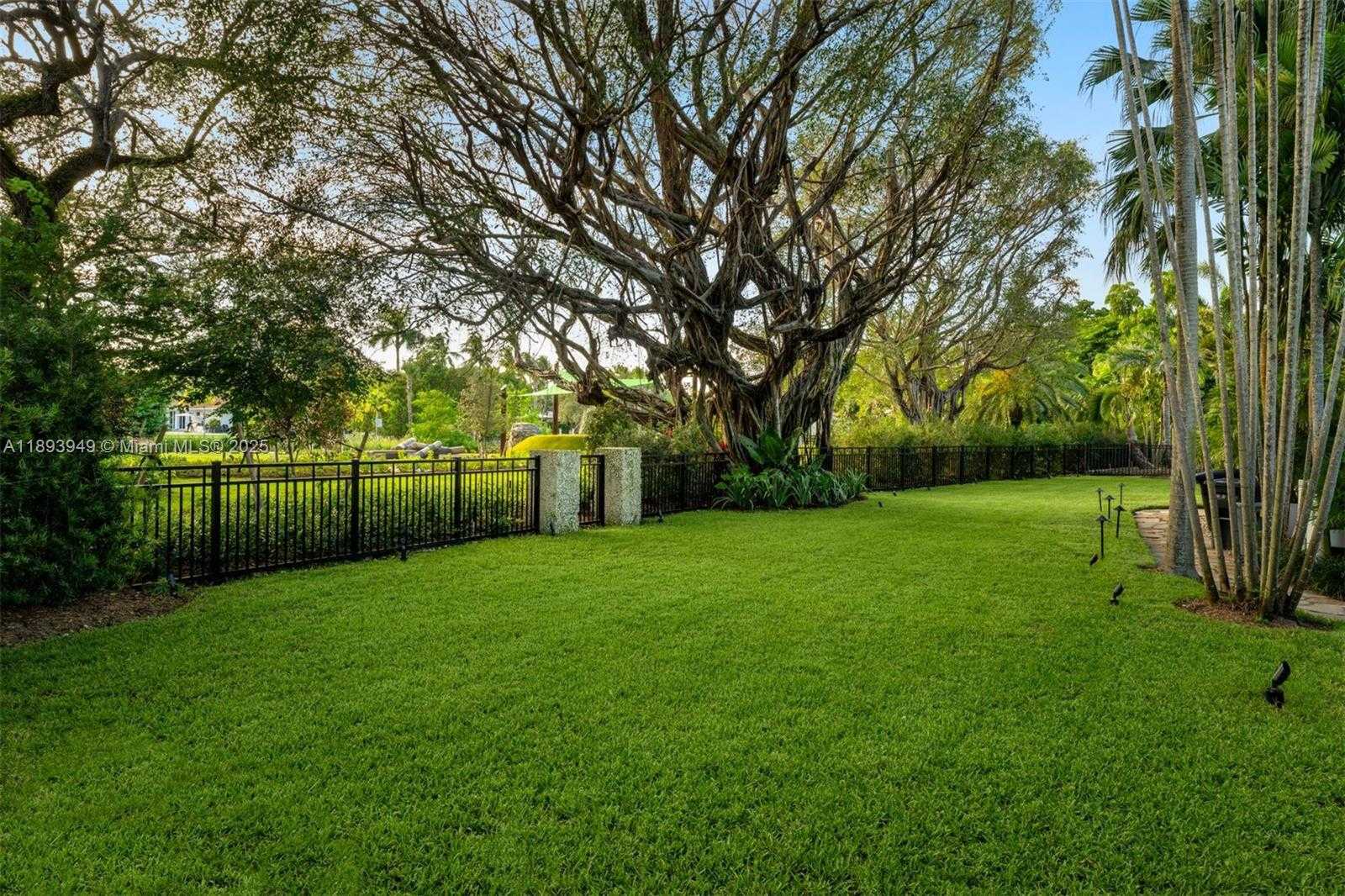 Small Image of 755 BLUE RD, Coral Gables Number 10
