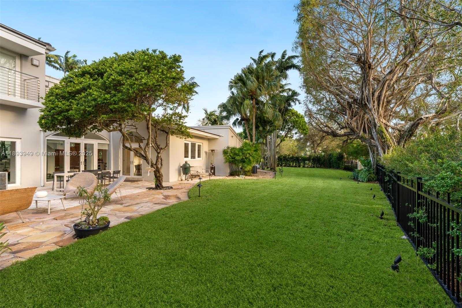 Small Image of 755 BLUE RD, Coral Gables Number 11
