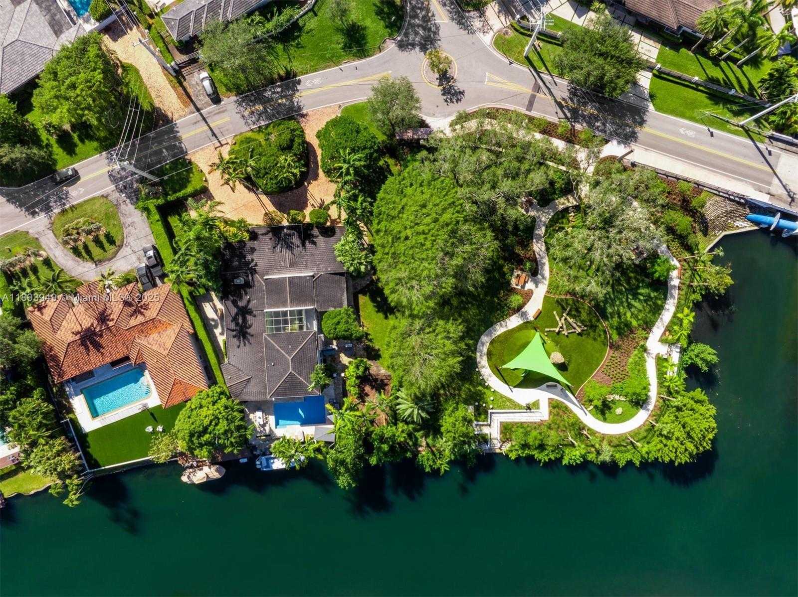 Small Image of 755 BLUE RD, Coral Gables Number 2