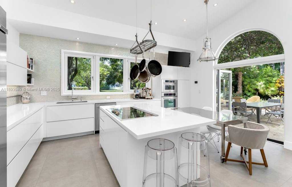 Small Image of 755 BLUE RD, Coral Gables Number 5
